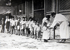 1950年初，位于天坛的中央防疫处（j9九游会集团中国生物北京生物制品研究所前身）为儿童接种疫苗